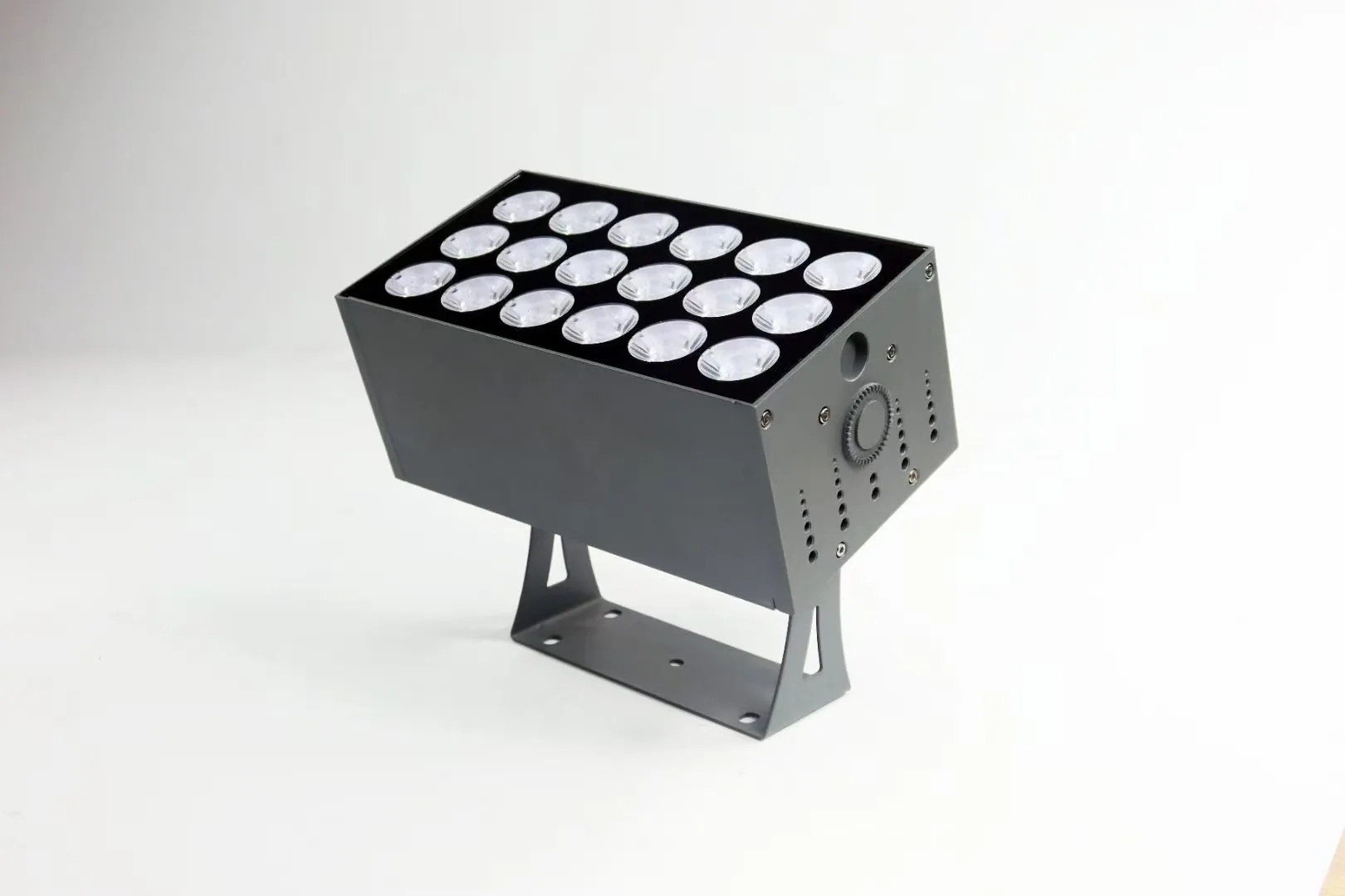 RGBW architectural floodlight product used for bridge lighting