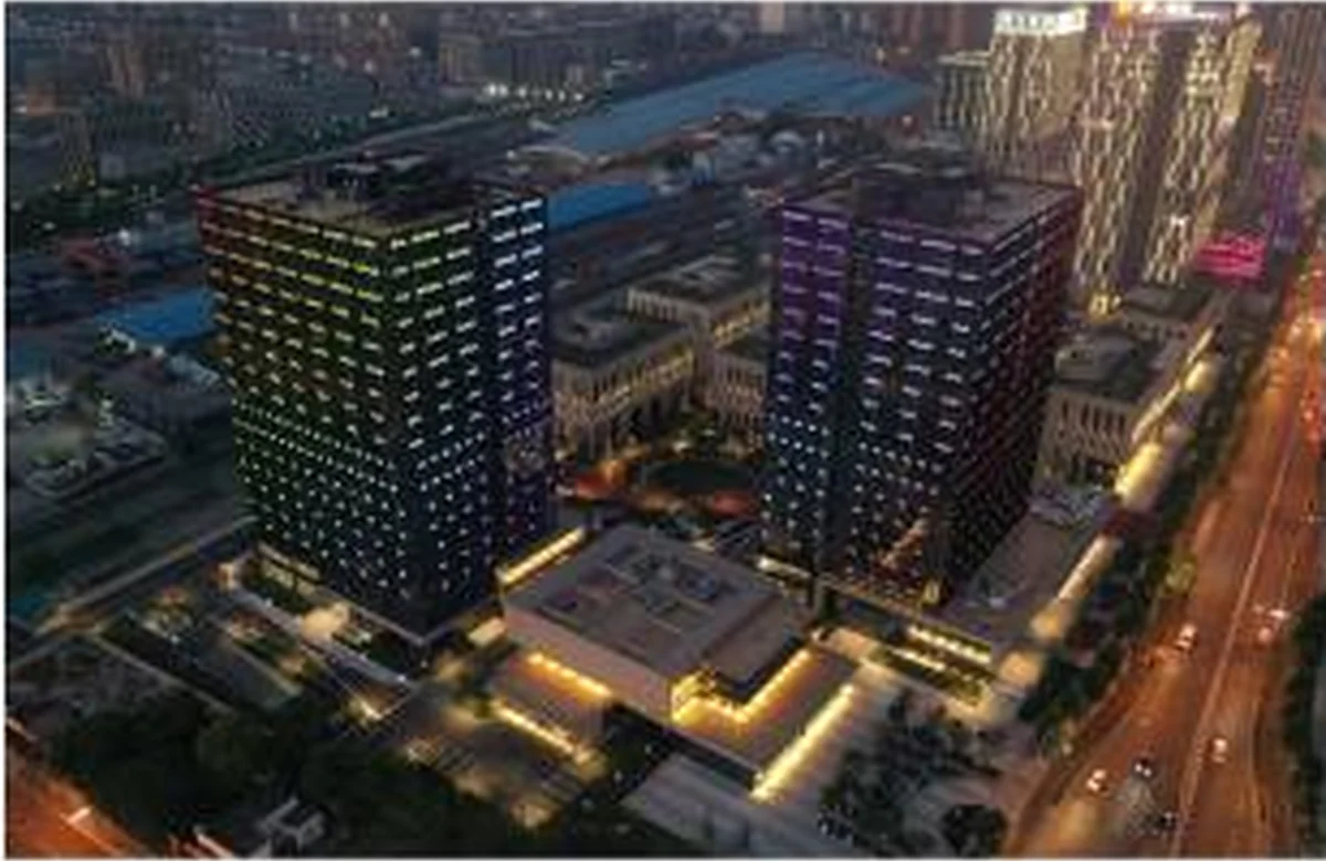 Commercial facade wall washer and linear lighting application