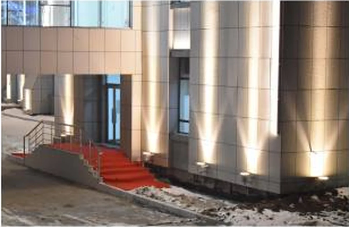 Luxury hotel entrance wall wash column lighting application