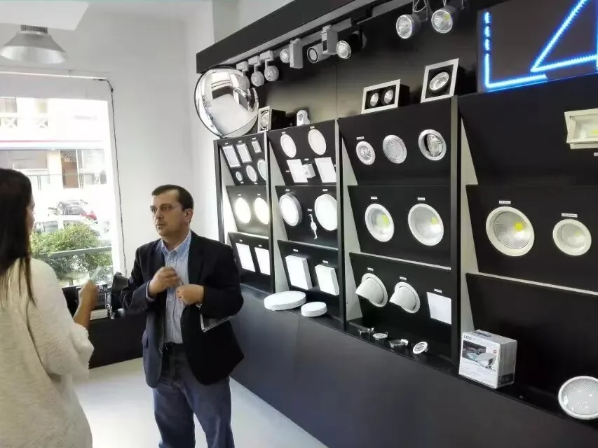 Qatar customer showroom discussion for outdoor lighting products